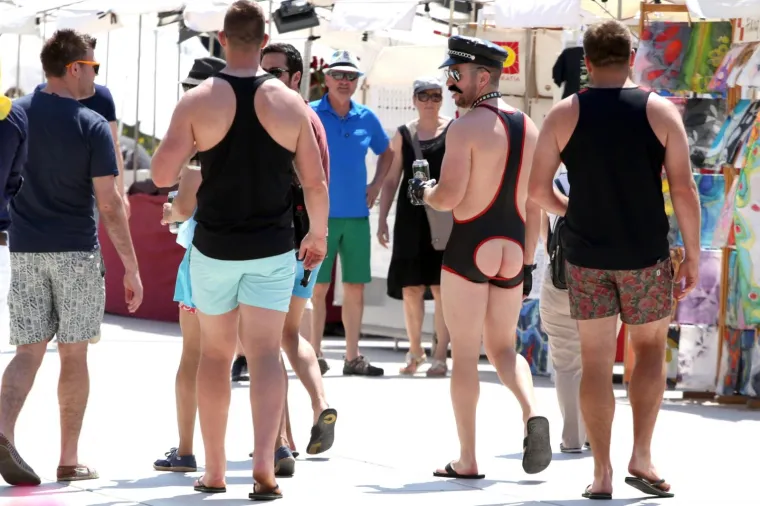 NIJE BILO REDARA U BLIZINI: Turist osebujnog stila usred Splita pokazao golu stražnjicu