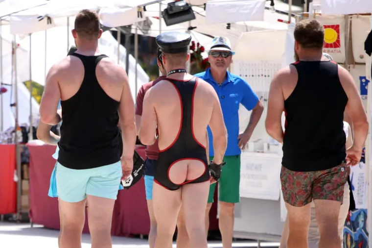 NIJE BILO REDARA U BLIZINI: Turist osebujnog stila usred Splita pokazao golu stražnjicu