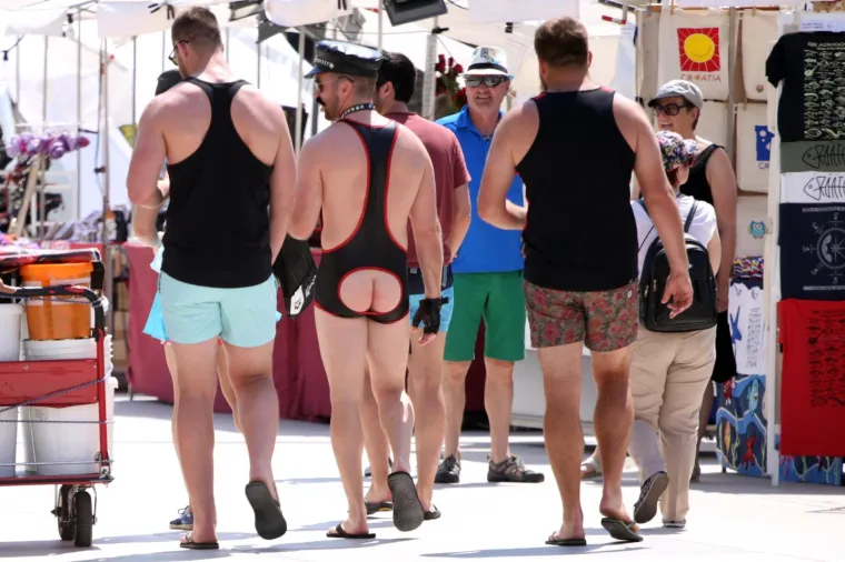 NIJE BILO REDARA U BLIZINI: Turist osebujnog stila usred Splita pokazao golu stražnjicu