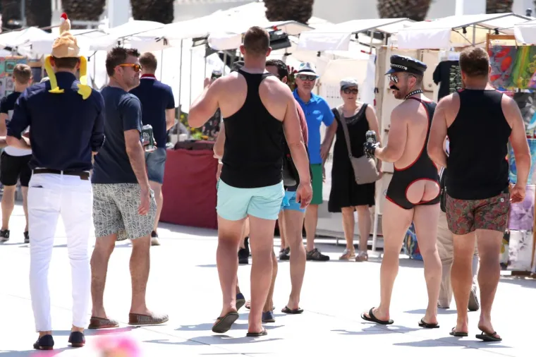 NIJE BILO REDARA U BLIZINI: Turist osebujnog stila usred Splita pokazao golu stražnjicu