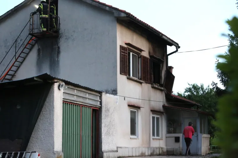 U večernjim satima buknuo požar u obiteljskoj kući u Rijeci