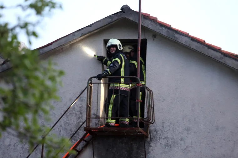 U večernjim satima buknuo požar u obiteljskoj kući u Rijeci