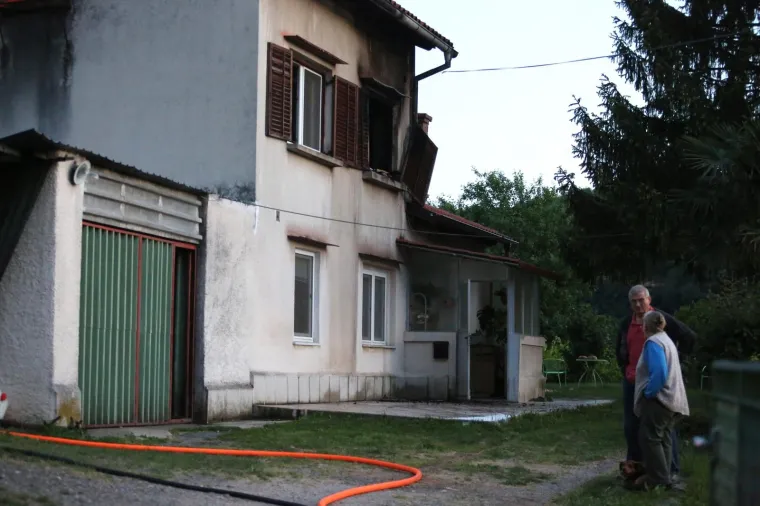 U večernjim satima buknuo požar u obiteljskoj kući u Rijeci