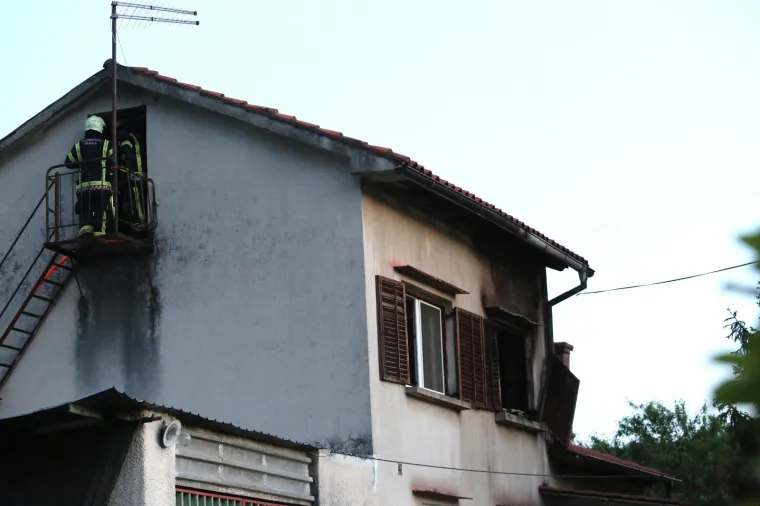 U večernjim satima buknuo požar u obiteljskoj kući u Rijeci