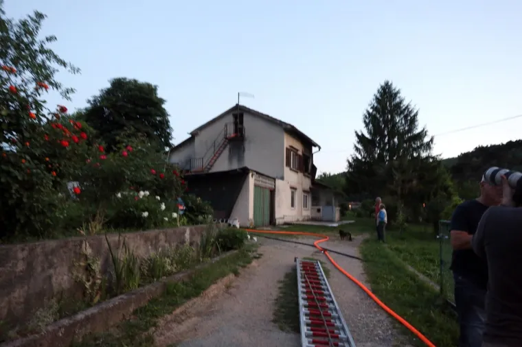 U večernjim satima buknuo požar u obiteljskoj kući u Rijeci