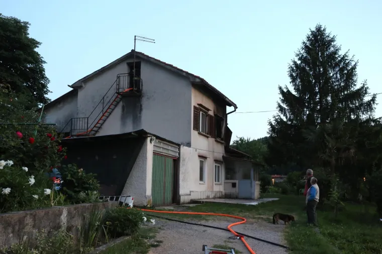 U večernjim satima buknuo požar u obiteljskoj kući u Rijeci