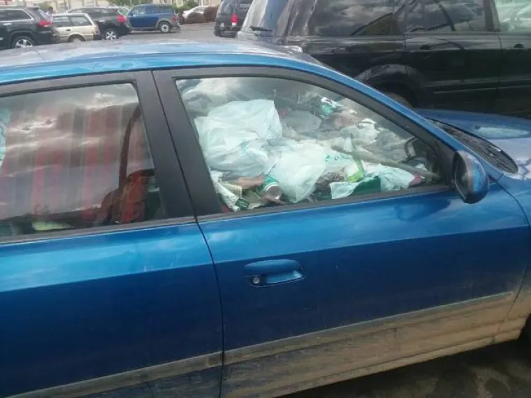 ZATRPALI LIMENE LJUBIMCE GOMILOM SMEĆA: Ovi prizori su čisti horor za sve ljubitelje automobila