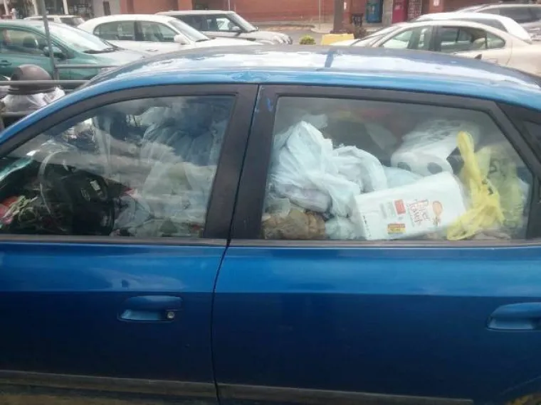 ZATRPALI LIMENE LJUBIMCE GOMILOM SMEĆA: Ovi prizori su čisti horor za sve ljubitelje automobila