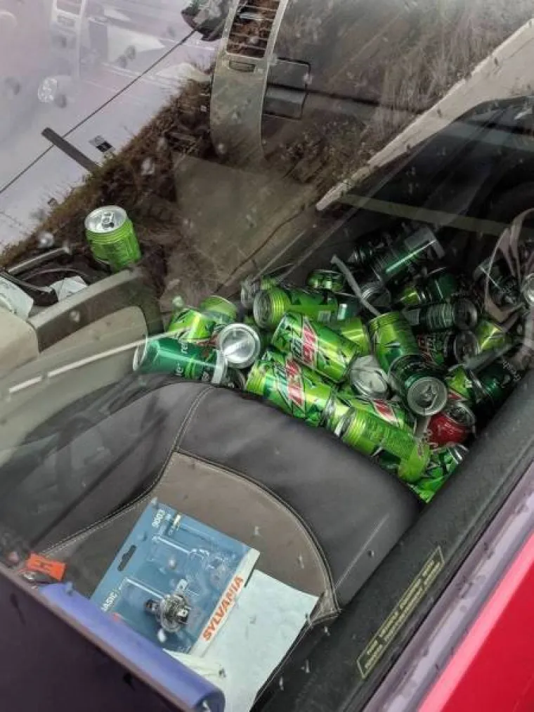 ZATRPALI LIMENE LJUBIMCE GOMILOM SMEĆA: Ovi prizori su čisti horor za sve ljubitelje automobila