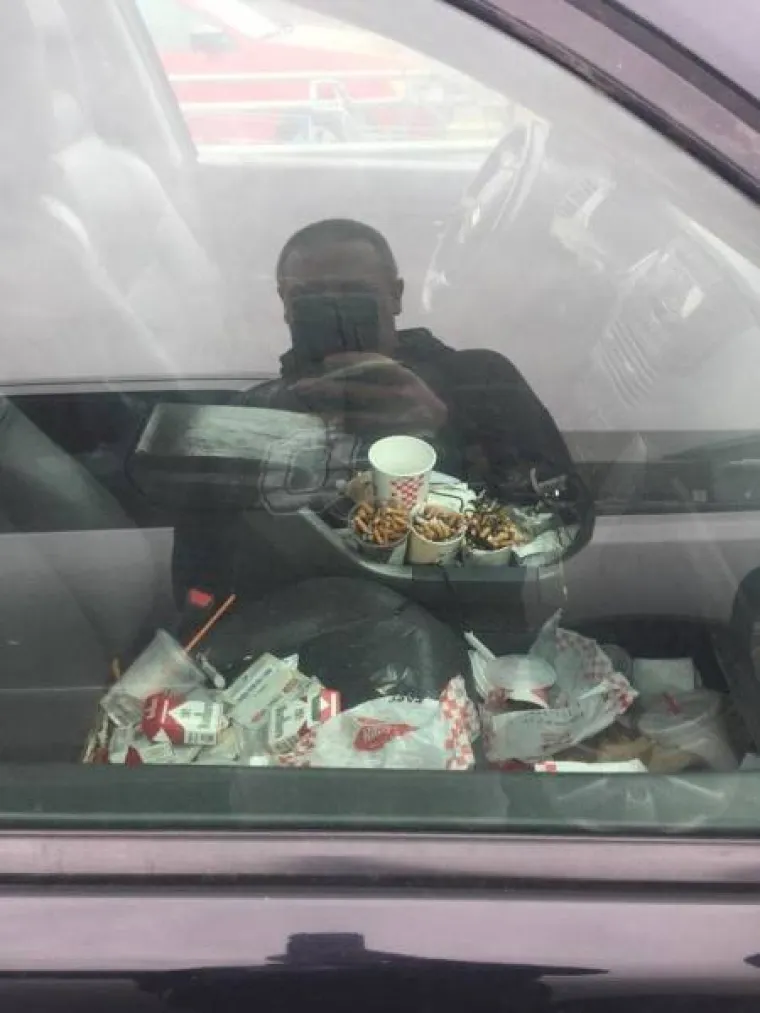 ZATRPALI LIMENE LJUBIMCE GOMILOM SMEĆA: Ovi prizori su čisti horor za sve ljubitelje automobila