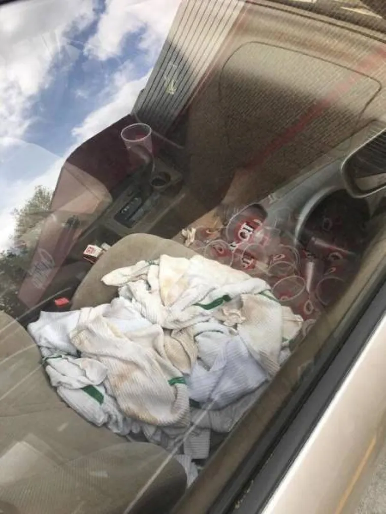 ZATRPALI LIMENE LJUBIMCE GOMILOM SMEĆA: Ovi prizori su čisti horor za sve ljubitelje automobila