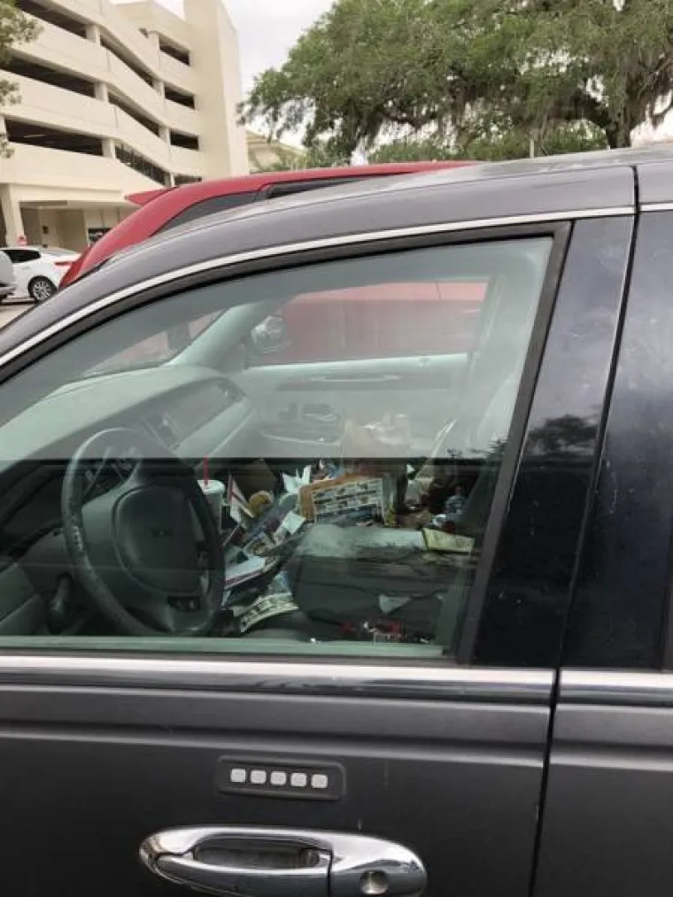 ZATRPALI LIMENE LJUBIMCE GOMILOM SMEĆA: Ovi prizori su čisti horor za sve ljubitelje automobila