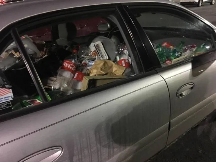 ZATRPALI LIMENE LJUBIMCE GOMILOM SMEĆA: Ovi prizori su čisti horor za sve ljubitelje automobila