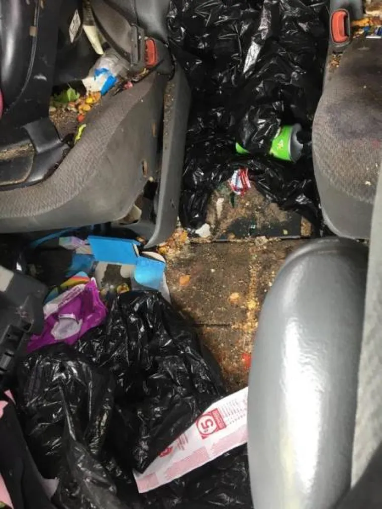 ZATRPALI LIMENE LJUBIMCE GOMILOM SMEĆA: Ovi prizori su čisti horor za sve ljubitelje automobila