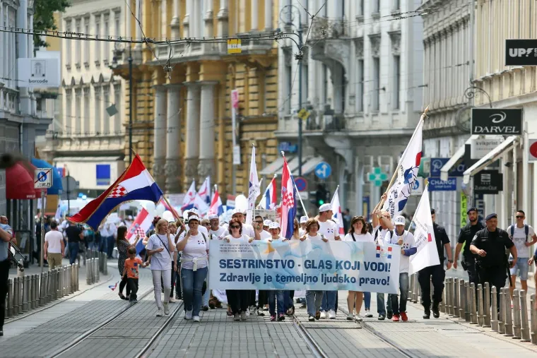 Medicinske sestre i tehničari svoj dan "slavili" u prosvjednoj povorci do Markovog trga