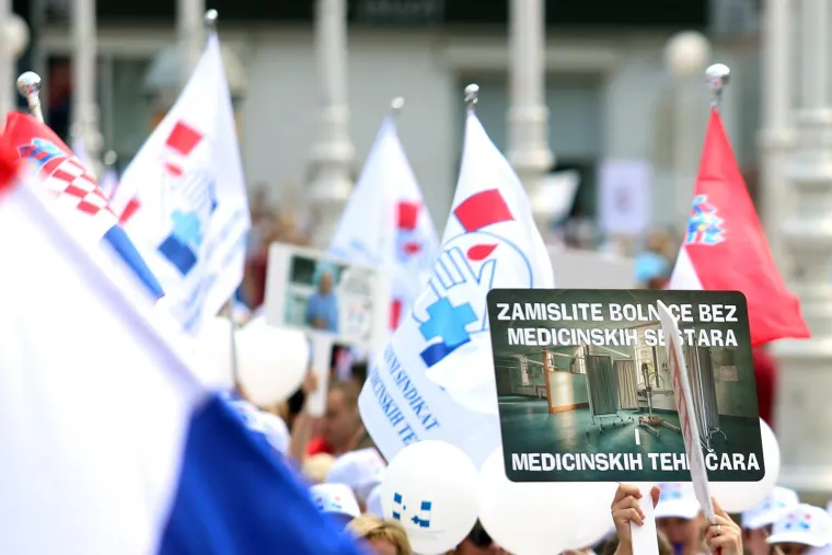 Medicinske sestre i tehničari svoj dan "slavili" u prosvjednoj povorci do Markovog trga