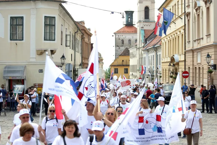 Medicinske sestre i tehničari svoj dan "slavili" u prosvjednoj povorci do Markovog trga