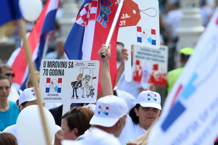 Medicinske sestre i tehničari svoj dan "slavili" u prosvjednoj povorci do Markovog trga