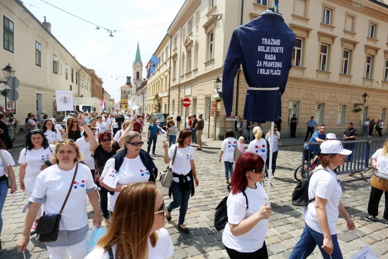 Medicinske sestre i tehničari svoj dan "slavili" u prosvjednoj povorci do Markovog trga