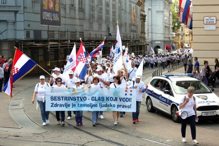 Medicinske sestre i tehničari svoj dan "slavili" u prosvjednoj povorci do Markovog trga