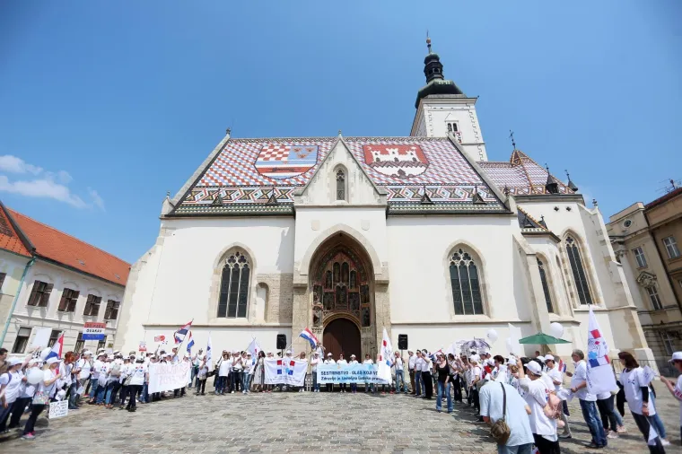 Medicinske sestre i tehničari svoj dan "slavili" u prosvjednoj povorci do Markovog trga