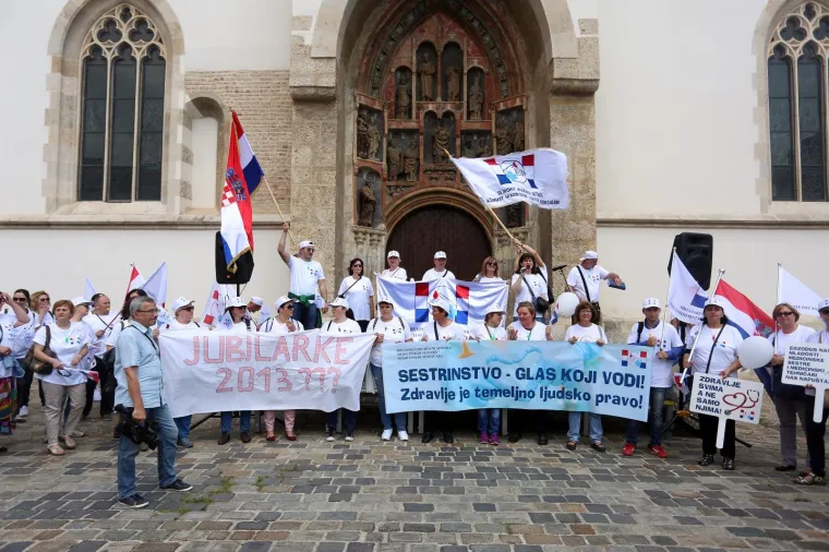 Medicinske sestre i tehničari svoj dan "slavili" u prosvjednoj povorci do Markovog trga