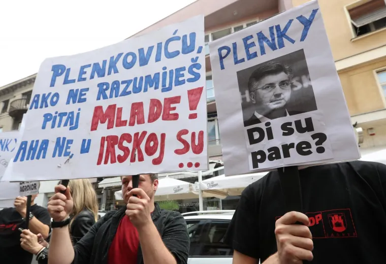 Forum mladih SDP-a održao performans vezano za aferu "Hotmail Agrokor"