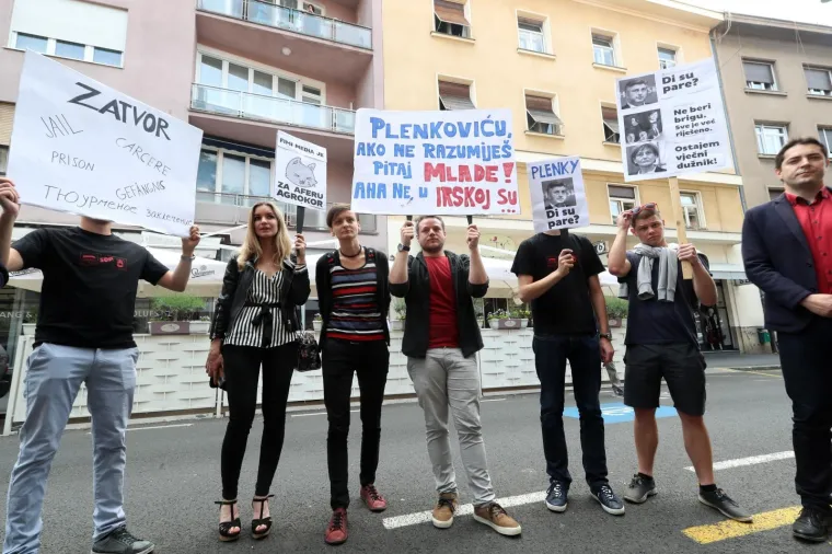 Forum mladih SDP-a održao performans vezano za aferu "Hotmail Agrokor"