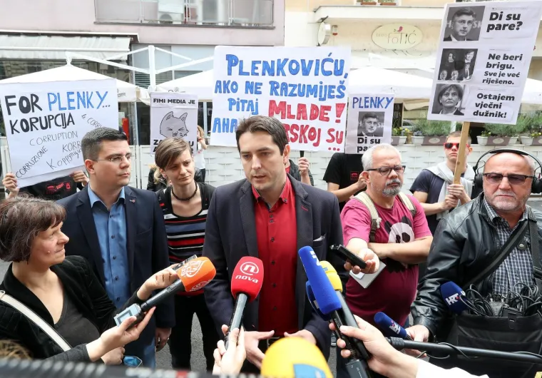 Forum mladih SDP-a održao performans vezano za aferu "Hotmail Agrokor"