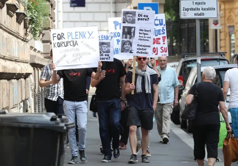 Forum mladih SDP-a održao performans vezano za aferu "Hotmail Agrokor"