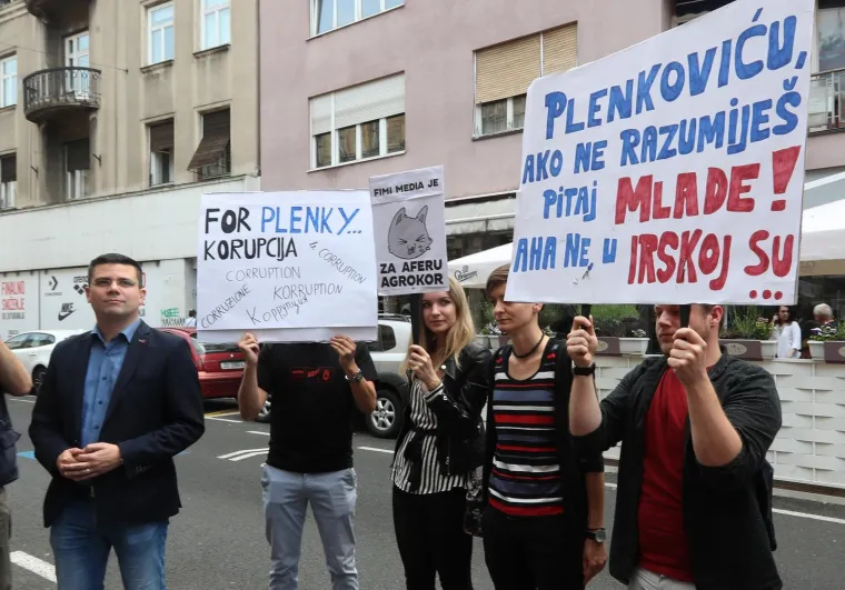 Forum mladih SDP-a održao performans vezano za aferu "Hotmail Agrokor"