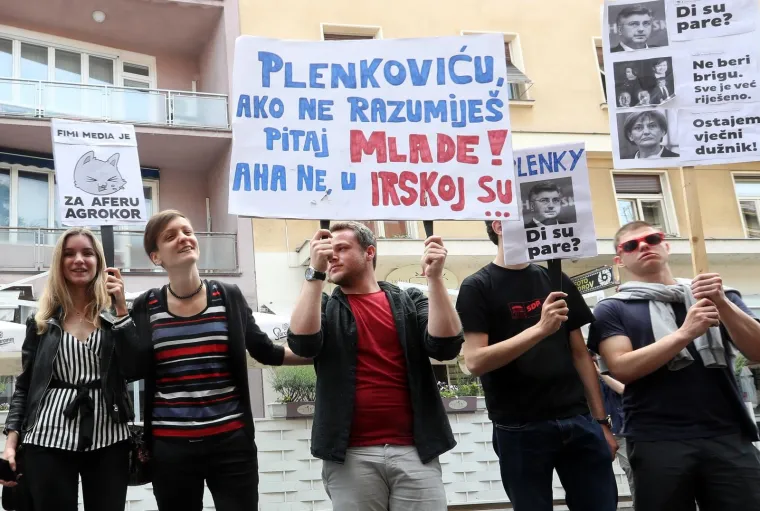 Forum mladih SDP-a održao performans vezano za aferu "Hotmail Agrokor"