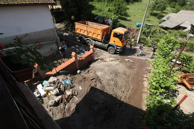 Jučera&scaron;nje nevrijeme koje je poharalo sjeverozapadni dio zagrebačke županije pričinio je veliku &scaron;tetu u Ivancu Bistranskom. Tako je i bujica nanijela velike količine sipine i blata u ulicu Ivana Pintarića, a najvi&scaron;e je nastradala obiteljska kuća Draženka Pintarića. Njegova kuća zatrpana je u potpunosti, prizemlje je ispunjeno blatom, a voda i blato poplavili su i kat kuće.