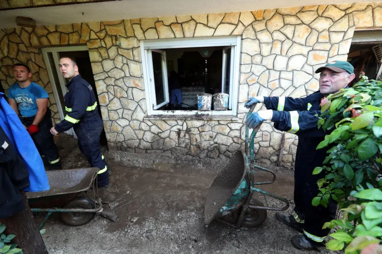 POGLEDAJTE &Scaron;TO JE OLUJA NAPRAVILA OD MJESTA PORED ZAGREBA: Drveće padalo na automobile, bujice nosile sve pred sobom&hellip;