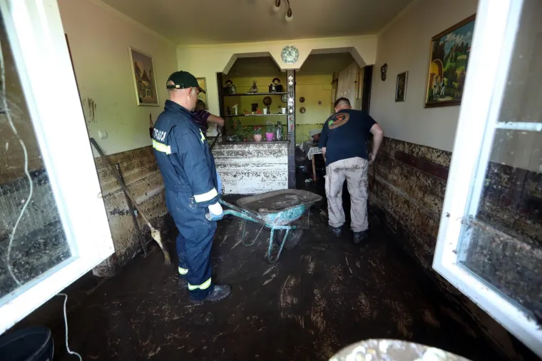 POGLEDAJTE &Scaron;TO JE OLUJA NAPRAVILA OD MJESTA PORED ZAGREBA: Drveće padalo na automobile, bujice nosile sve pred sobom&hellip;