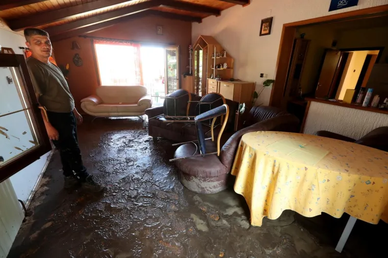 POGLEDAJTE &Scaron;TO JE OLUJA NAPRAVILA OD MJESTA PORED ZAGREBA: Drveće padalo na automobile, bujice nosile sve pred sobom&hellip;