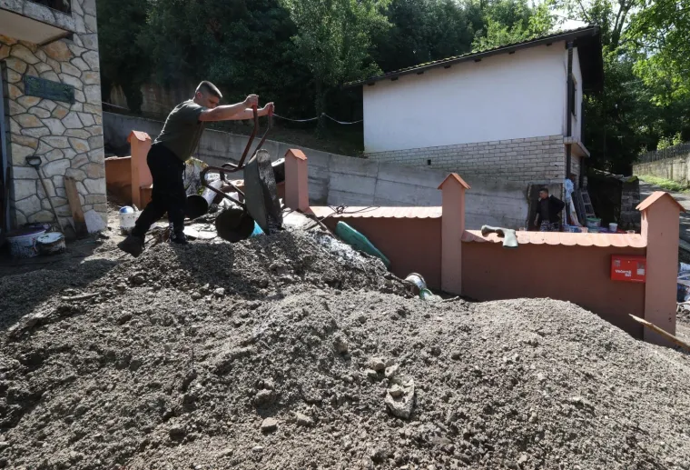 POGLEDAJTE &Scaron;TO JE OLUJA NAPRAVILA OD MJESTA PORED ZAGREBA: Drveće padalo na automobile, bujice nosile sve pred sobom&hellip;