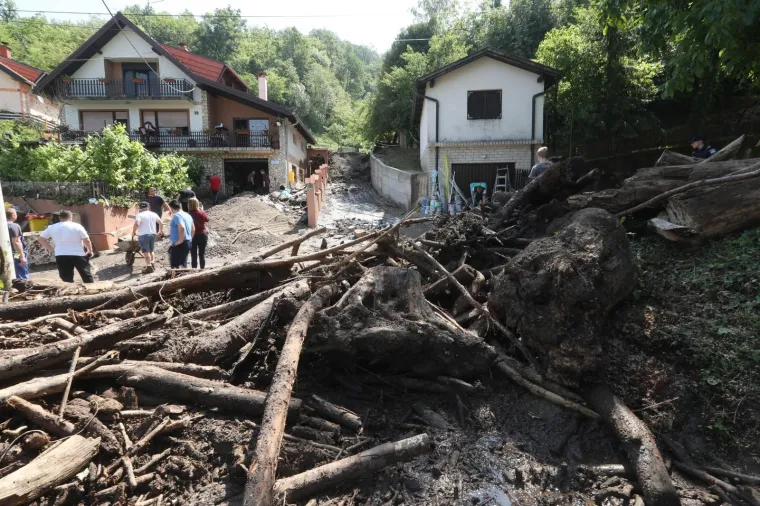 POGLEDAJTE &Scaron;TO JE OLUJA NAPRAVILA OD MJESTA PORED ZAGREBA: Drveće padalo na automobile, bujice nosile sve pred sobom&hellip;