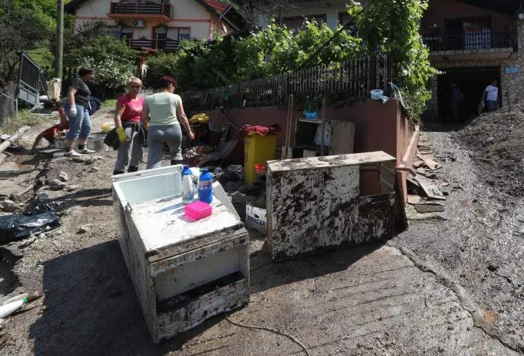 POGLEDAJTE &Scaron;TO JE OLUJA NAPRAVILA OD MJESTA PORED ZAGREBA: Drveće padalo na automobile, bujice nosile sve pred sobom&hellip;