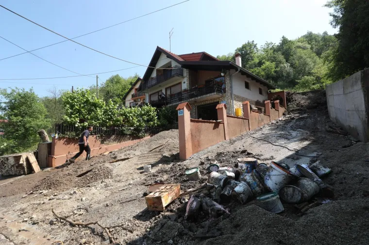 POGLEDAJTE &Scaron;TO JE OLUJA NAPRAVILA OD MJESTA PORED ZAGREBA: Drveće padalo na automobile, bujice nosile sve pred sobom&hellip;