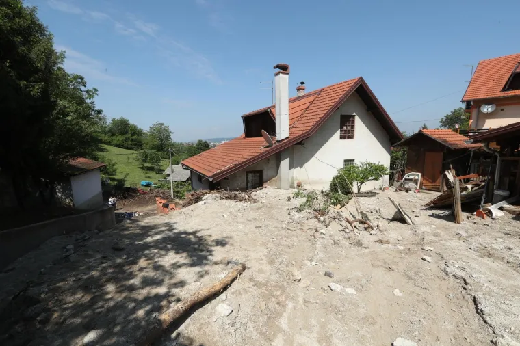 POGLEDAJTE &Scaron;TO JE OLUJA NAPRAVILA OD MJESTA PORED ZAGREBA: Drveće padalo na automobile, bujice nosile sve pred sobom&hellip;