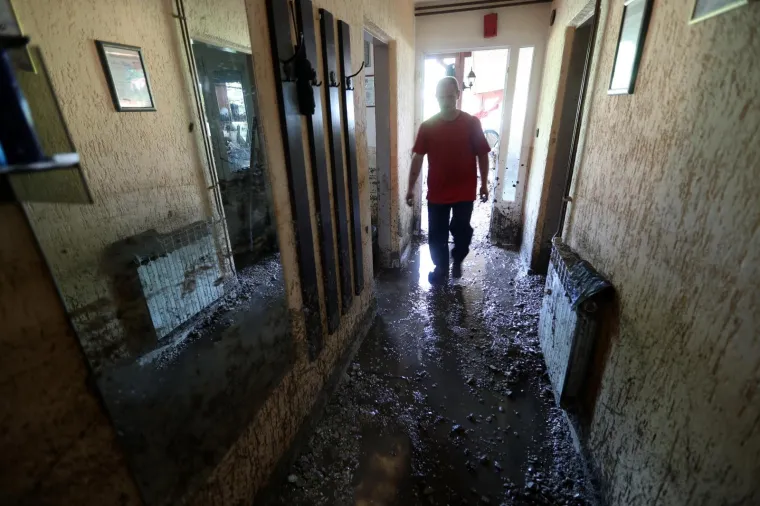 POGLEDAJTE &Scaron;TO JE OLUJA NAPRAVILA OD MJESTA PORED ZAGREBA: Drveće padalo na automobile, bujice nosile sve pred sobom&hellip;