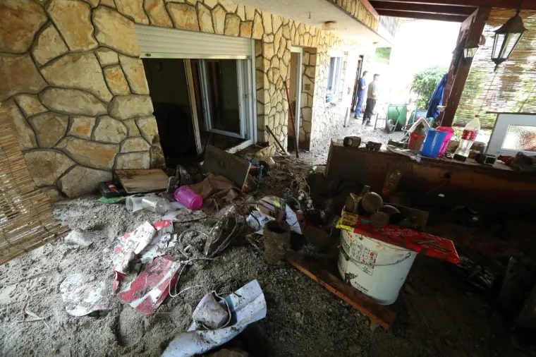 POGLEDAJTE &Scaron;TO JE OLUJA NAPRAVILA OD MJESTA PORED ZAGREBA: Drveće padalo na automobile, bujice nosile sve pred sobom&hellip;