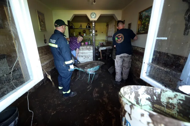 POGLEDAJTE &Scaron;TO JE OLUJA NAPRAVILA OD MJESTA PORED ZAGREBA: Drveće padalo na automobile, bujice nosile sve pred sobom&hellip;