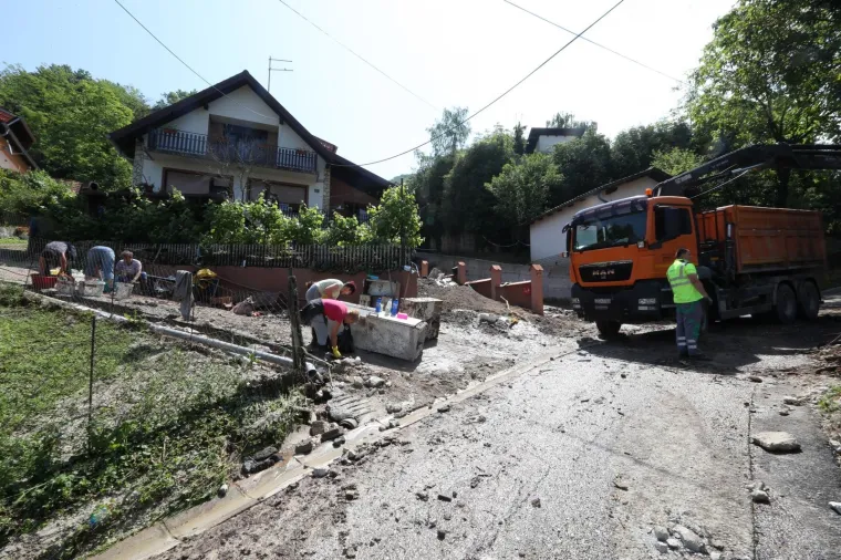 POGLEDAJTE &Scaron;TO JE OLUJA NAPRAVILA OD MJESTA PORED ZAGREBA: Drveće padalo na automobile, bujice nosile sve pred sobom&hellip;
