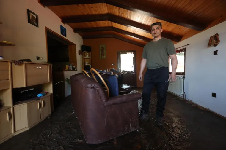 POGLEDAJTE &Scaron;TO JE OLUJA NAPRAVILA OD MJESTA PORED ZAGREBA: Drveće padalo na automobile, bujice nosile sve pred sobom&hellip;