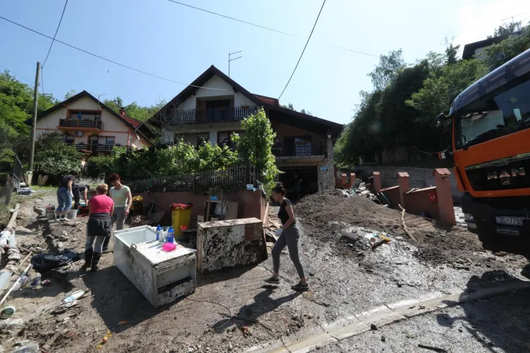 POGLEDAJTE &Scaron;TO JE OLUJA NAPRAVILA OD MJESTA PORED ZAGREBA: Drveće padalo na automobile, bujice nosile sve pred sobom&hellip;