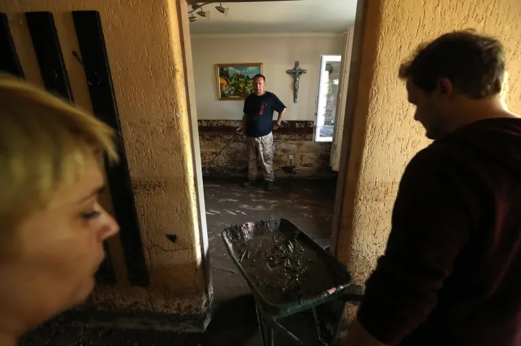 POGLEDAJTE &Scaron;TO JE OLUJA NAPRAVILA OD MJESTA PORED ZAGREBA: Drveće padalo na automobile, bujice nosile sve pred sobom&hellip;