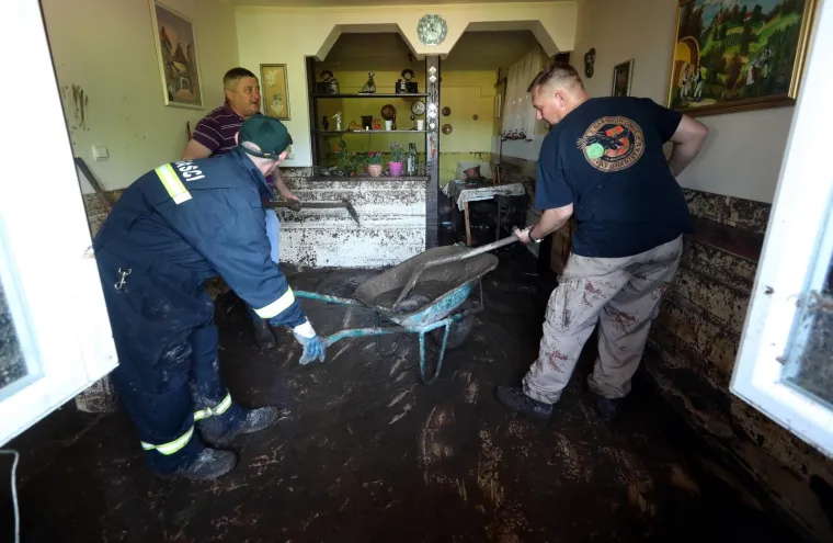 POGLEDAJTE &Scaron;TO JE OLUJA NAPRAVILA OD MJESTA PORED ZAGREBA: Drveće padalo na automobile, bujice nosile sve pred sobom&hellip;