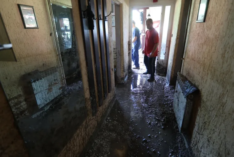 POGLEDAJTE &Scaron;TO JE OLUJA NAPRAVILA OD MJESTA PORED ZAGREBA: Drveće padalo na automobile, bujice nosile sve pred sobom&hellip;